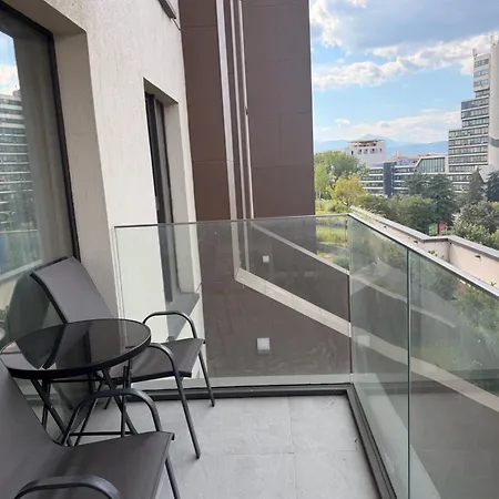 Shiny White Light - Diamond 1br - Center *